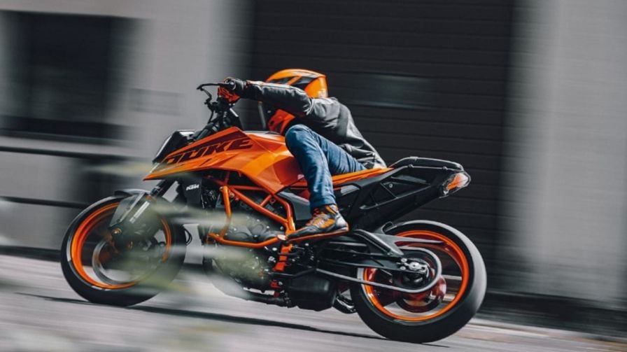KTM Duke 390 - Top Speed, Price, Specs, On-Road Price